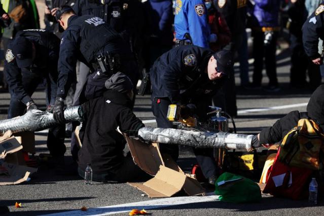 Pro-Palestinian protesters snarl Manhattan traffic and limit Grand Central  access as they call for ceasefire Friday