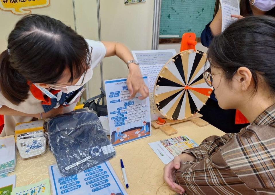 桃竹苗分署辦理現場徵才時，主動出擊藉由走動式服務宣導「三要七不」防騙守則。圖：桃竹苗分署提供