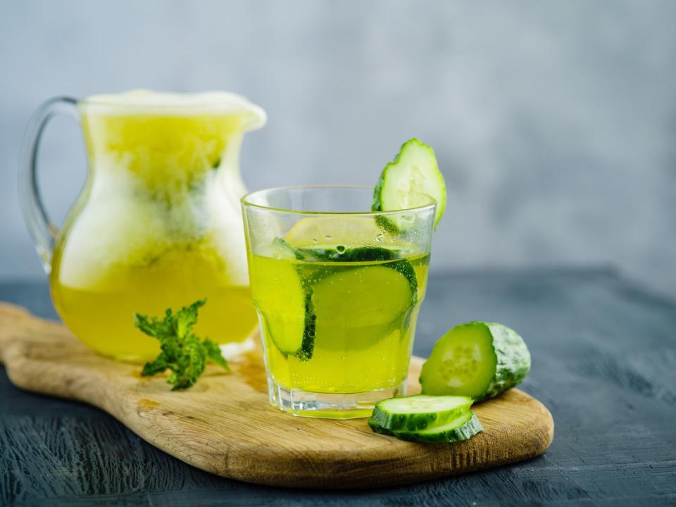 Sogar bestimmte Gemüsesorten wie Gurke können Wasser aromatisieren: Wie wäre es zum Beispiel mit einer selbstgemachten Limonade? Dafür mischen Sie Sprudelwasser mit etwas Holunderblütensirup und dem Saft einer Zitrone. Anschließend geben Sie die geschnittene Bio-Gurke und etwas Minze dazu und lassen das Gemisch im Kühlschrank ziehen. (Bild: iStock / Fotoatelie)