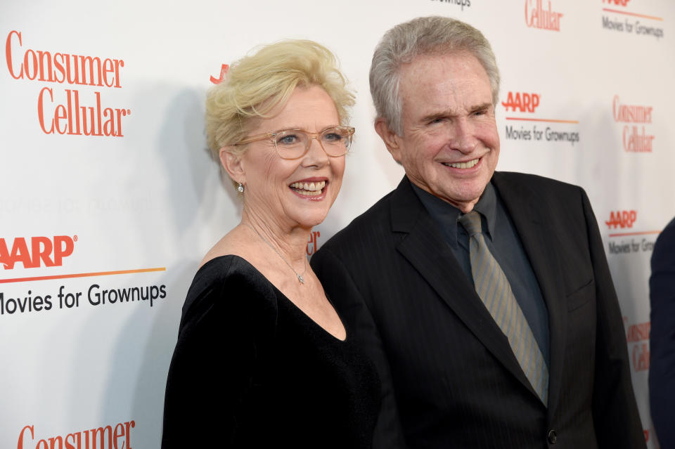 BEVERLY HILLS, CALIFORNIA - 11 DE ENERO: (I-D) Annette Bening y Warren Beatty asisten a los 19º Premios anuales de películas para adultos de AARP The Magazine en Beverly Wilshire, un hotel Four Seasons el 11 de enero de 2020 en Beverly Hills, California. (Foto de Michael Kovac/Getty Images para AARP)