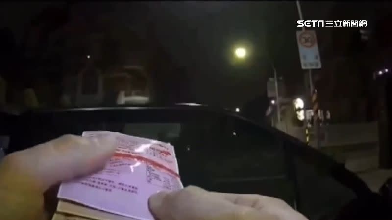 員警不僅查獲轎車駕駛是通緝犯，還在車上搜出毒品咖啡包。