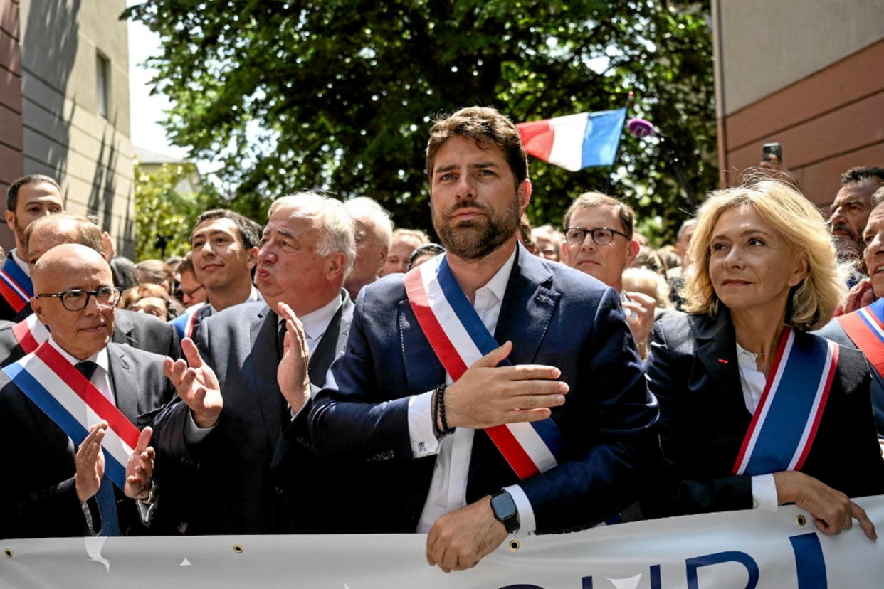 En première ligne face aux violences, les maires ont pris les choses en main pour protéger leurs équipements publics.  - Credit:EMMANUEL DUNAND / AFP