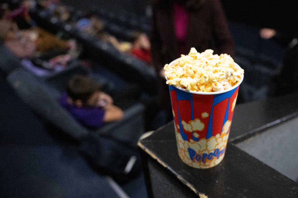 Una caja de palomitas de maíz lista para ser consumida en el cine (Photo by Sebastian Gollnow/picture alliance via Getty Images)