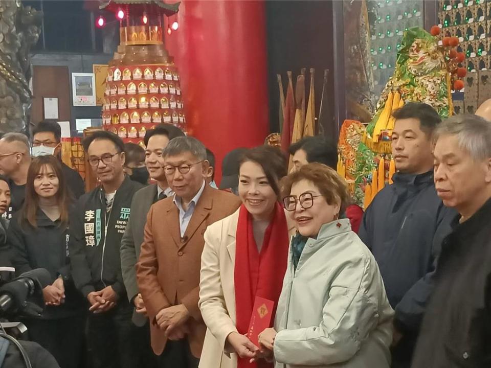 民眾黨主席柯文哲（右四）偕新竹市長高虹安（右三）到普天宮參香祈福。（邱立雅攝）