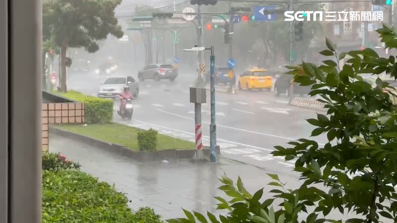 新北板橋、土城瞬間大雨，汽機車經過都濺起水花。