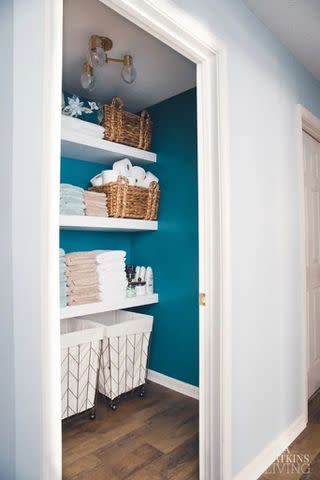 <p><a href="https://casawatkinsliving.com/diy-floating-shelves-in-linen-closet/" data-component="link" data-source="inlineLink" data-type="externalLink" data-ordinal="1">Casa Watkins Living</a></p>