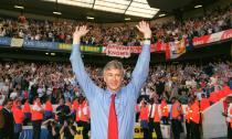 Arsène Wenger celebrates after Arsenal win the Premier League unbeaten in 2004 but the banners latterly were largely less complimentary than ‘Arsene Knows’.