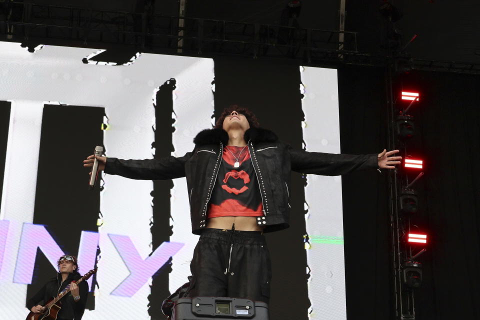 El cantante estadounidense DannyLux durante su presentación en el Festival Vive Latino en la Ciudad de México el domingo 17 de marzo de 2024. (Foto AP/Ginnette Riquelme)