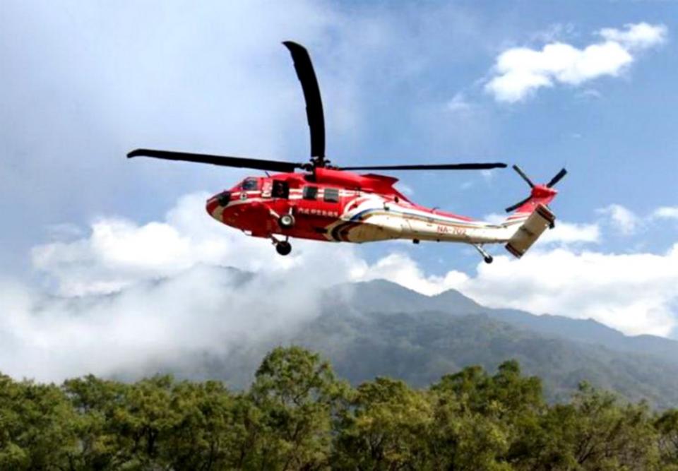 深登山家兼嚮導徐耀群日前攀登玉山東峰不幸失手墜落身亡，空勤總隊台中清泉崗第二大隊直升機吊掛下山。（記者陳金龍翻攝）