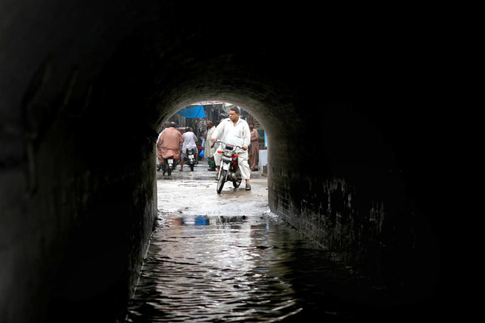 <p>A man makes his way through an inundated tunnel following heavy rains, in Lahore, Pakistan, Aug. 25, 2016. (Photo: RAHAT DAR/EPA)</p>