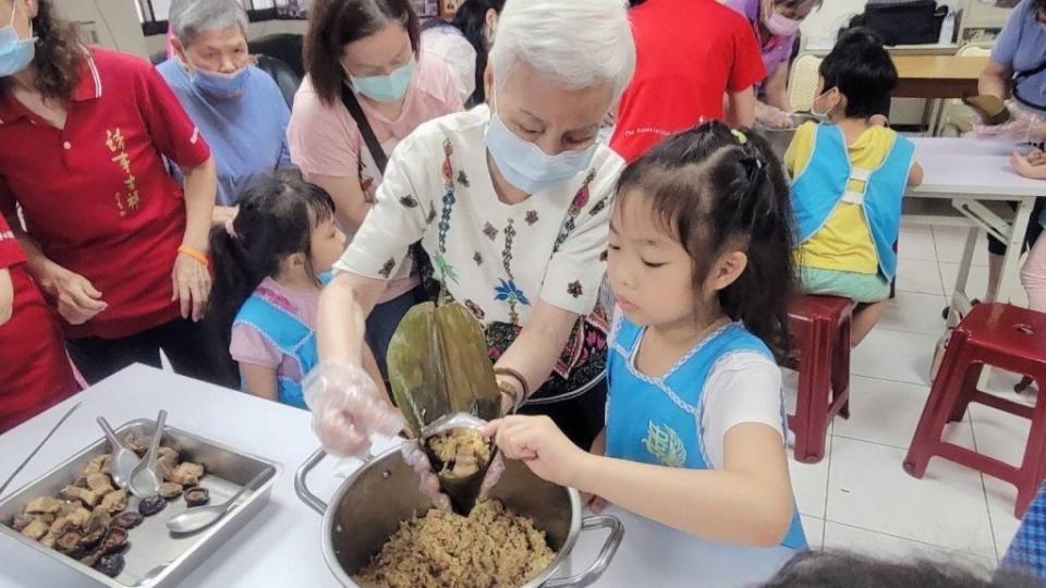 中正國小附幼十六日與社區長輩於中船里民活動中心舉辦端午包粽派對，讓老幼同樂共享佳節幸福味。（教育處提供）