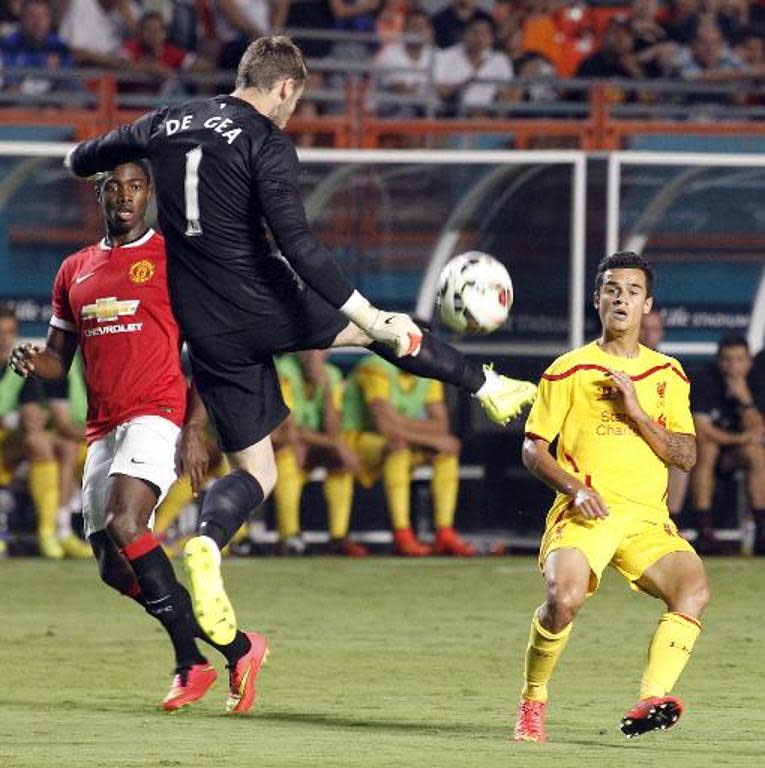 Manchester United goalie David De Gea kicks the ball away from Phillipe Coutinho (R) of Liverpool on August 4, 2014 during the final in the 2014 Guinness International Champions Cup in Miami, Florida