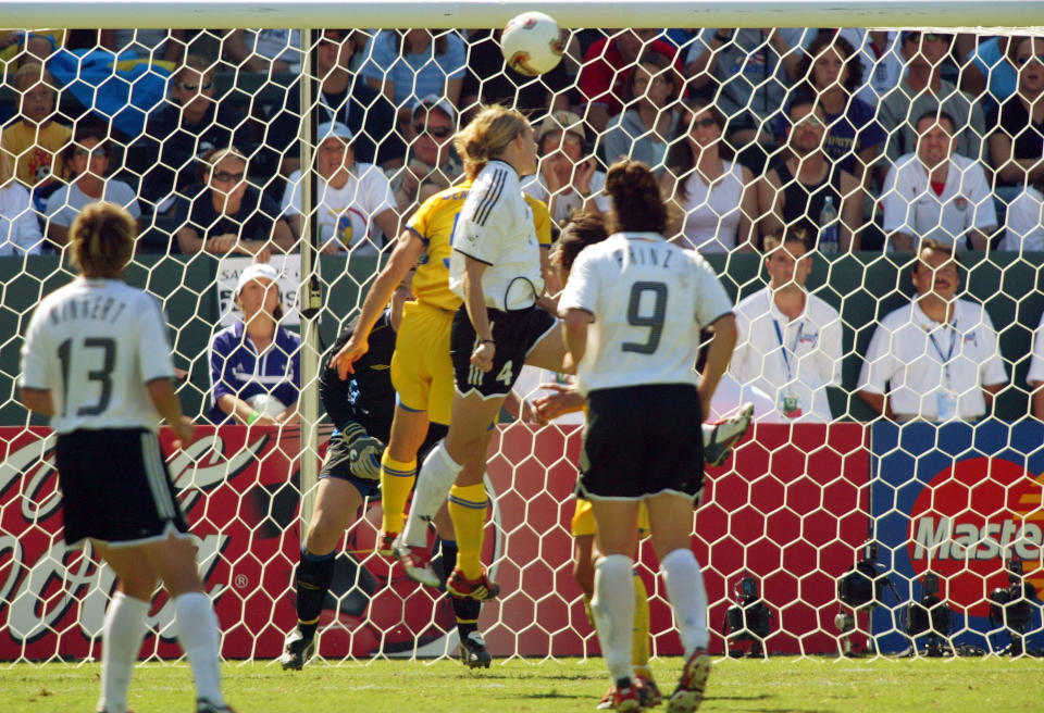 Kurz nach diesem Moment geht alles im Jubel unter: Nia Künzer köpft Deutschland mit ihrem GHolden Goal im Finale gegen Schweden 2003 zum ersten WM-Titel. (Bild: Ben Radford/Getty Images)