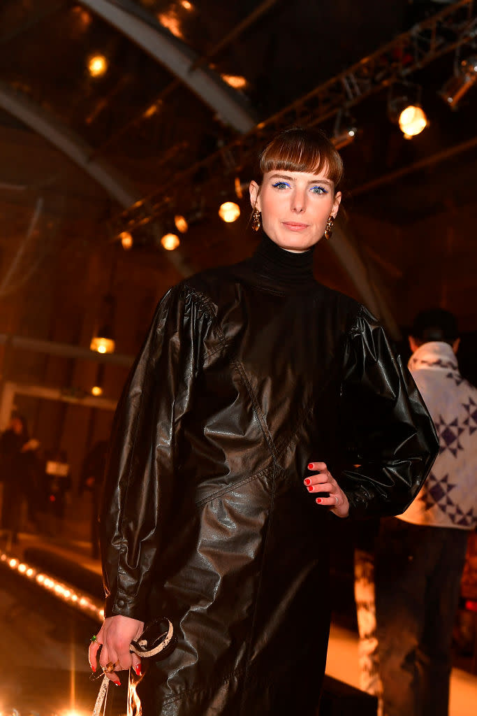 En cuir noir, de la tête aux pieds, la chanteuse Marie-Flore a opté pour l’une des matières fétiches de la marque pour rejoindre le premier rang du défilé Isabel Marant.©Getty Images