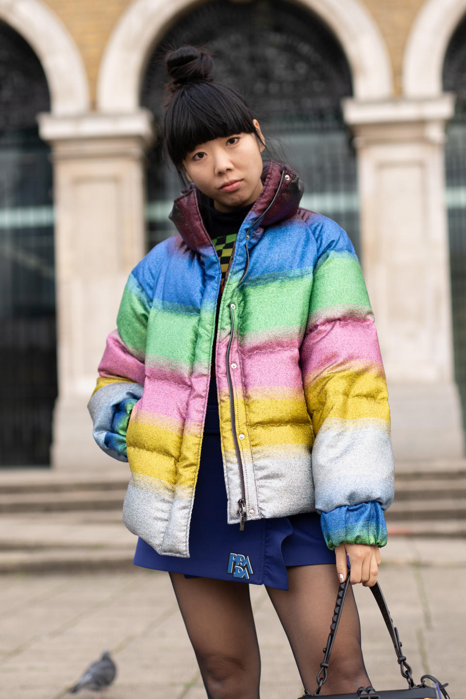 <p>Noch hat uns der Winter fest im Griff, doch geben uns die Modeexperten schon jetzt einen kleinen Ausblick darauf, was uns diesen Frühling erwartet: Viel Buntes! Die britische Bloggerin Susie Lau war mit ihrer Daunenjacke in Regenbogenfarben auf der London Fashion Week Men’s der absoluter Hingucker. (Bild: Getty Images) </p>