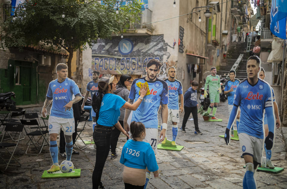 Figuras recortadas de cartón de Khvicha Kvaratskhelia, en el centro, y otros jugadores del equipo de fútbol del Nápoles en Quartieri Spagnoli, un vecindario de Nápoles, Italia, el 4 de marzo de 2023. (Roberto Salomone/The New York Times)
