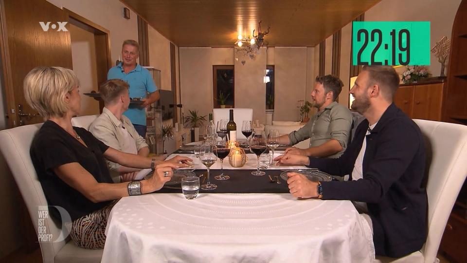 Nach einer langen Wartezeit bekommen die Gäste ihr Dreierlei vom Schwein, von links: Birgit, Fabi, Gastgeber Heinz, Jan und Matze.
 (Bild: RTL)