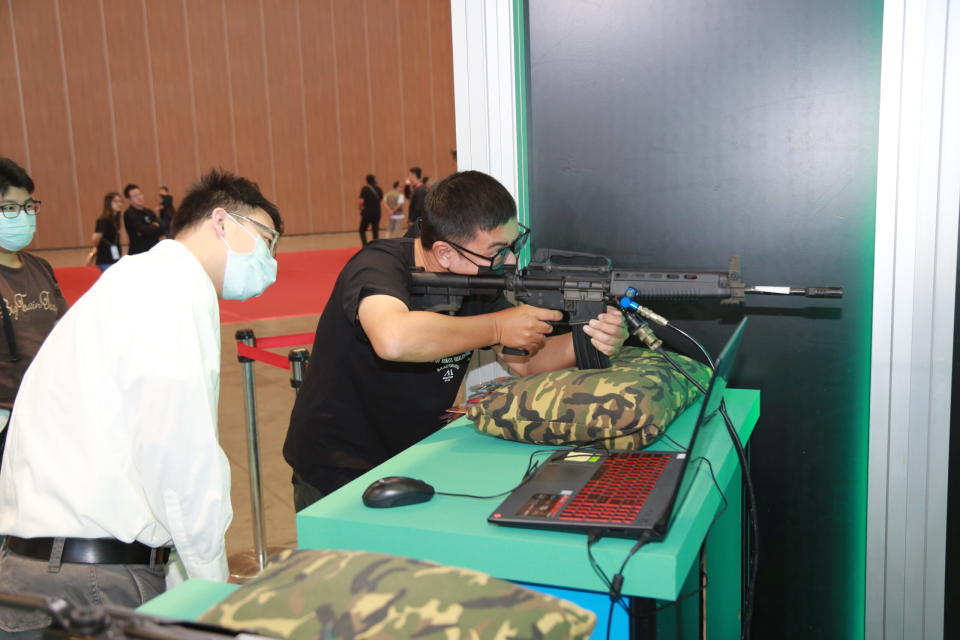 ▲「可攜式射擊訓練模擬器」可供參觀民眾親身體驗。（記者石怡芬翻攝）