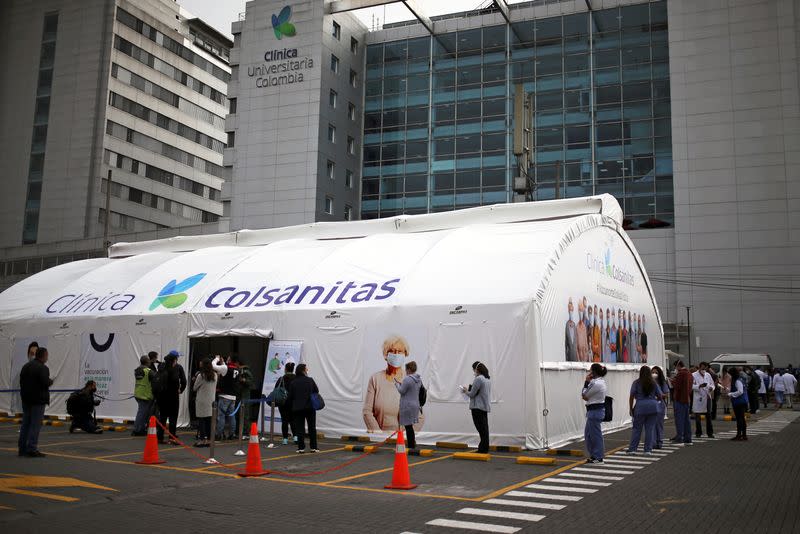 Foto de archivo. Trabajadores de la salud hacen fila para recibir la vacuna COVID-19 de Pfizer-BioNTech en la Clínica Colombia en Bogotá