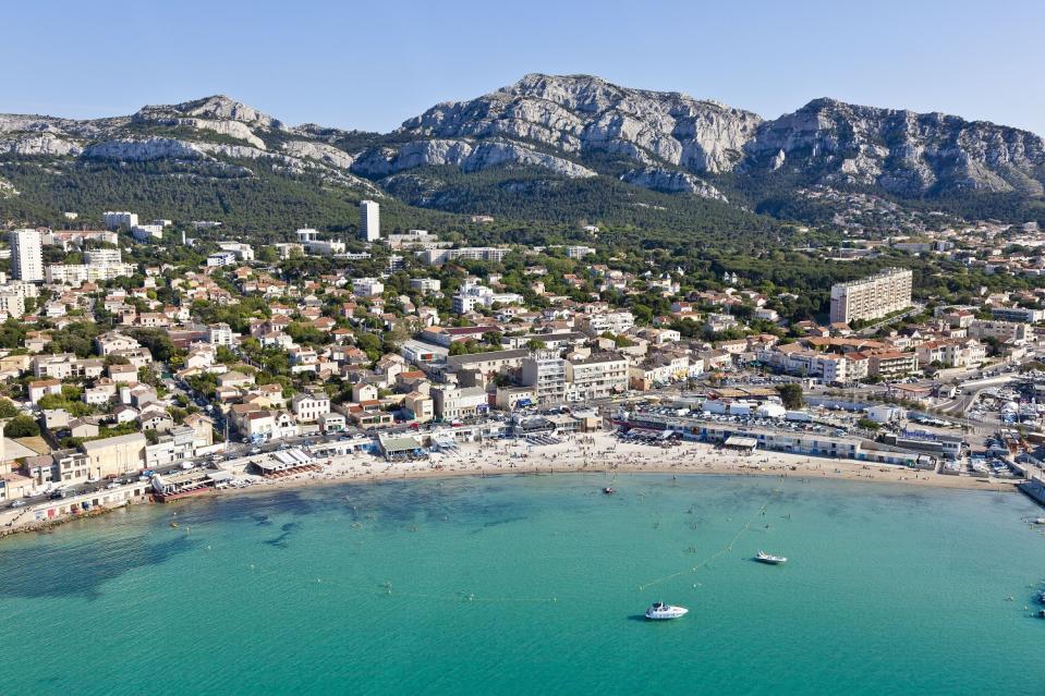 <p>Familiale, la plage de la Pointe rouge dispose de toutes les installations nécessaires à des après-midi réussis. Bordée par de petits restaurants aux produits simples mais qualitatifs et par des cabanons colorés mis à la disposition des vacanciers, elle saura vous accueillir pour des journées inoubliables. </p><br><br><a href="https://www.elle.fr/Loisirs/Evasion/Plage-Marseille#xtor=AL-541" rel="nofollow noopener" target="_blank" data-ylk="slk:Voir la suite des photos sur ELLE.fr;elm:context_link;itc:0;sec:content-canvas" class="link ">Voir la suite des photos sur ELLE.fr</a><br><h3> A lire aussi </h3><ul><li><a href="https://www.elle.fr/Loisirs/Evasion/Jacquemus-ouvre-une-plage-et-une-boutique-ephemere-pres-de-Saint-Tropez-4133266#xtor=AL-541" rel="nofollow noopener" target="_blank" data-ylk="slk:Jacquemus ouvre une plage et une boutique éphémère près de Saint-Tropez;elm:context_link;itc:0;sec:content-canvas" class="link ">Jacquemus ouvre une plage et une boutique éphémère près de Saint-Tropez</a></li><li><a href="https://www.elle.fr/Loisirs/Evasion/Plage-Mediterranee#xtor=AL-541" rel="nofollow noopener" target="_blank" data-ylk="slk:Les plus belles plages de Méditerranée pour buller sur le sable;elm:context_link;itc:0;sec:content-canvas" class="link ">Les plus belles plages de Méditerranée pour buller sur le sable</a></li><li><a href="https://www.elle.fr/Loisirs/Sorties/Restaurants/Ou-manger-a-Marseille#xtor=AL-541" rel="nofollow noopener" target="_blank" data-ylk="slk:Où manger à Marseille : nos bons plans pour un séjour délicieux;elm:context_link;itc:0;sec:content-canvas" class="link ">Où manger à Marseille : nos bons plans pour un séjour délicieux</a></li><li><a href="https://www.elle.fr/Loisirs/Evasion/Sud-de-la-France#xtor=AL-541" rel="nofollow noopener" target="_blank" data-ylk="slk:Les 15 plus beaux coins du sud de la France;elm:context_link;itc:0;sec:content-canvas" class="link "> Les 15 plus beaux coins du sud de la France</a></li><li><a href="https://www.elle.fr/Astro/Horoscope/Quotidien#xtor=AL-541" rel="nofollow noopener" target="_blank" data-ylk="slk:Consultez votre horoscope sur ELLE;elm:context_link;itc:0;sec:content-canvas" class="link ">Consultez votre horoscope sur ELLE</a></li></ul>