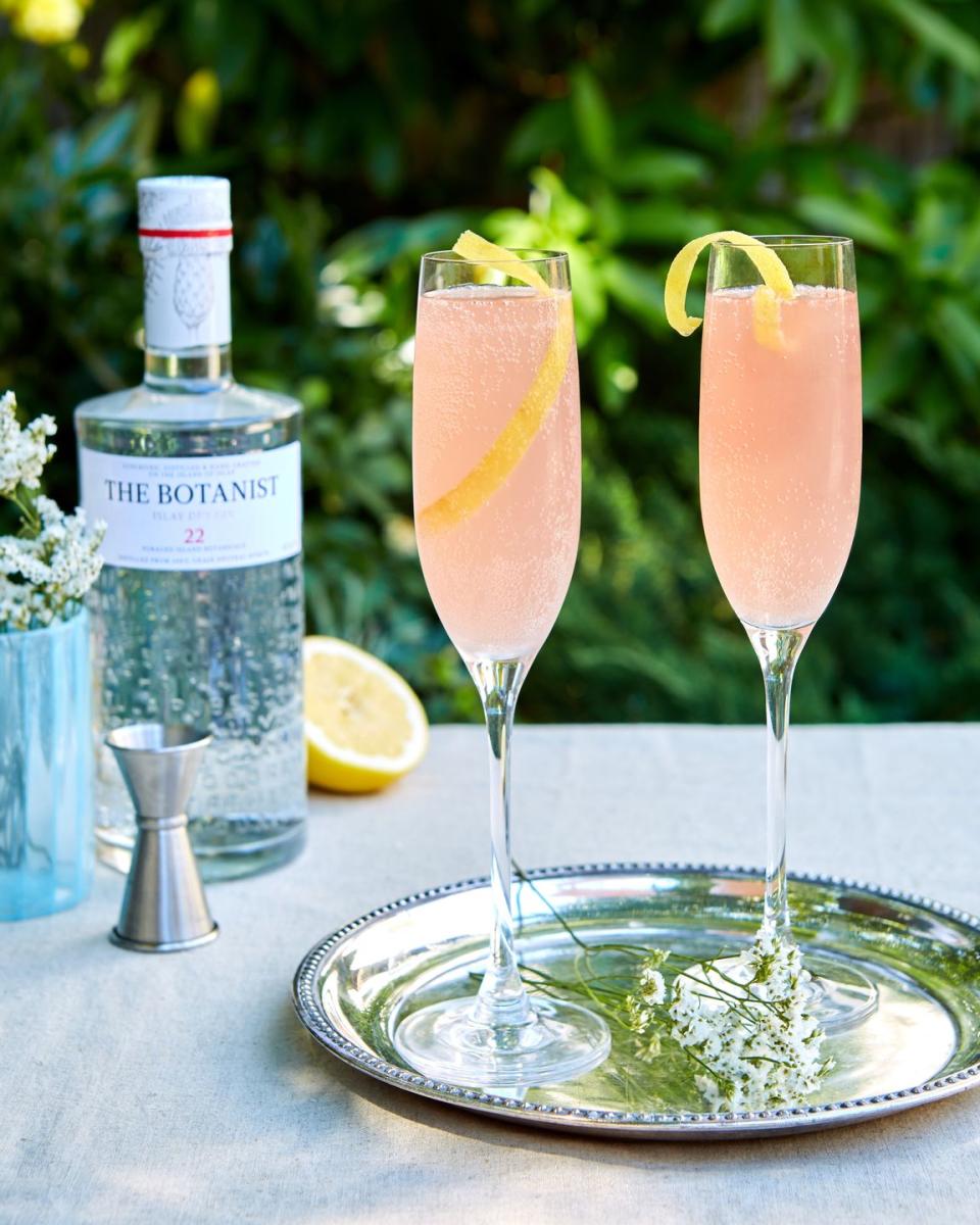 Champagne cocktail, Drink, Alcoholic beverage, Cocktail, Distilled beverage, French 75, Liqueur, Classic cocktail, Food, Fizz, 