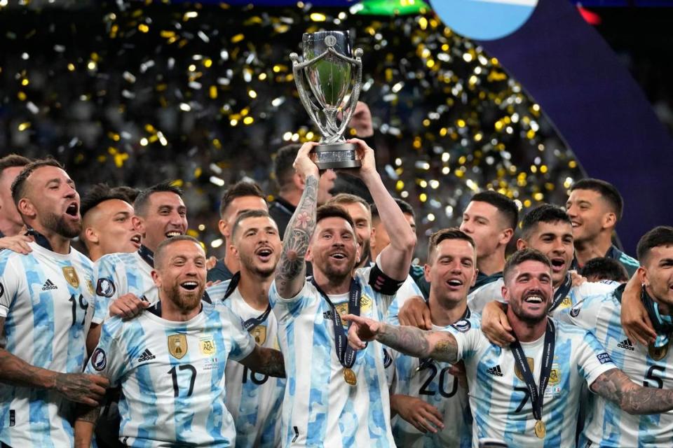 Lionel Messi levantó el segundo trofeo con Argentina en menos de un año al vencer 3-0 a Italia el miércoles en la “Finalissima” entre los últimos campeones continentales.