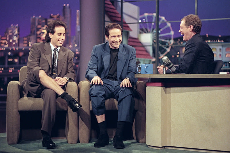 Jerry Seinfeld and David Duchovny from the "X-Files" on "The Late Show with David Letterman," November 10, 1995 on the CBS Television Network. Photo: Tony Esparza/CBS ©1995 CBS Broadcasting Inc. 