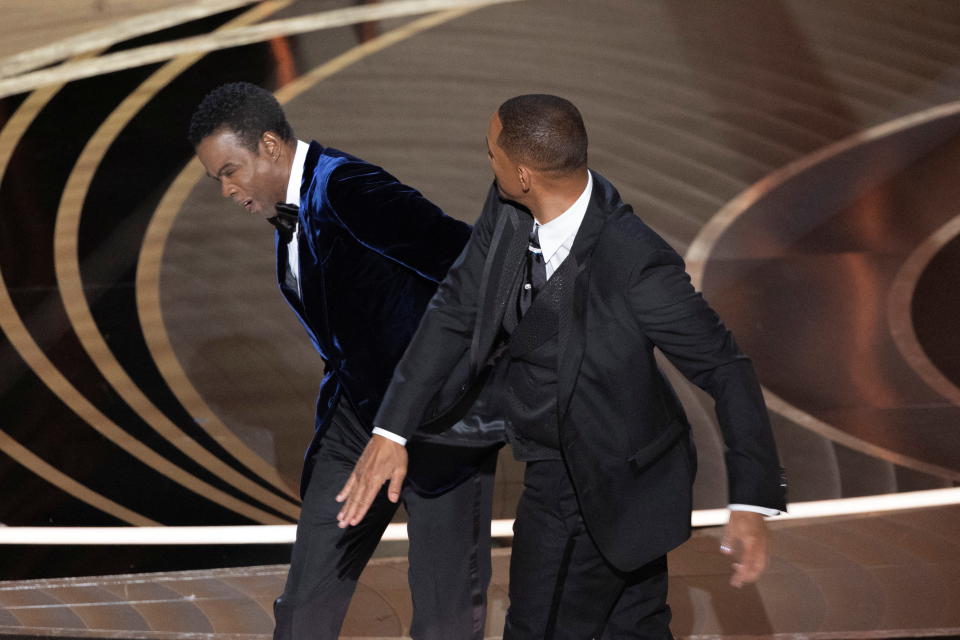 Dass Will Smith Chris Rock während der Oscar-Verleihung ohrfeigte, war eine der größten Aufreger des Jahres 2022 (Bild: REUTERS/Brian Snyder)