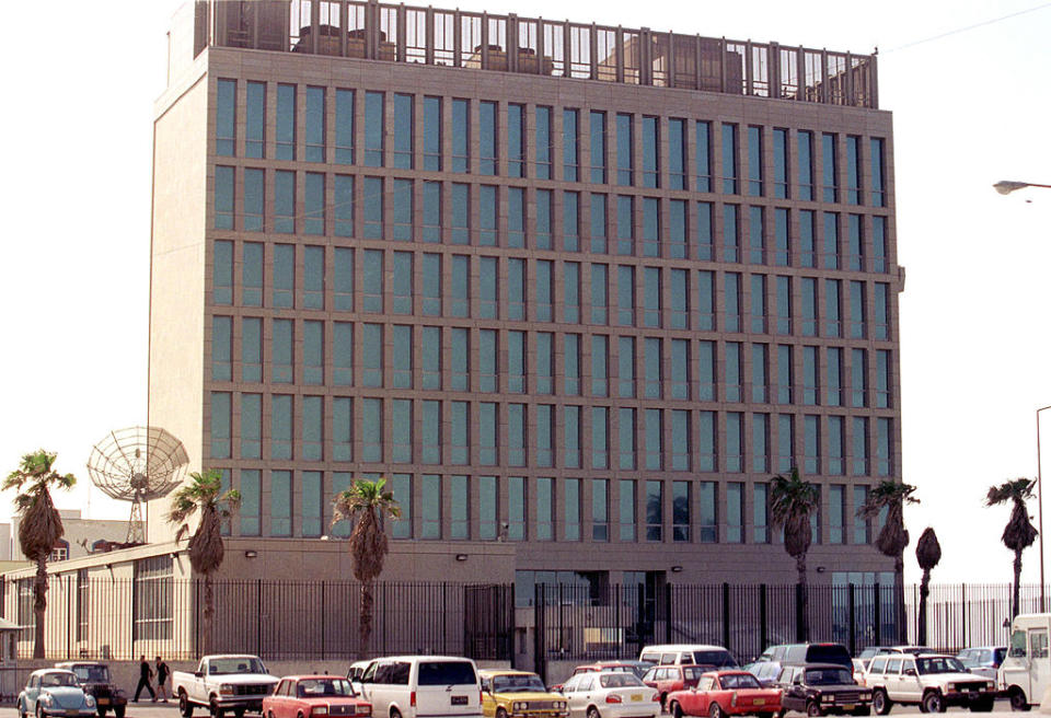 Edificio de la Sección de Intereses de EE.UU. en La Habana.