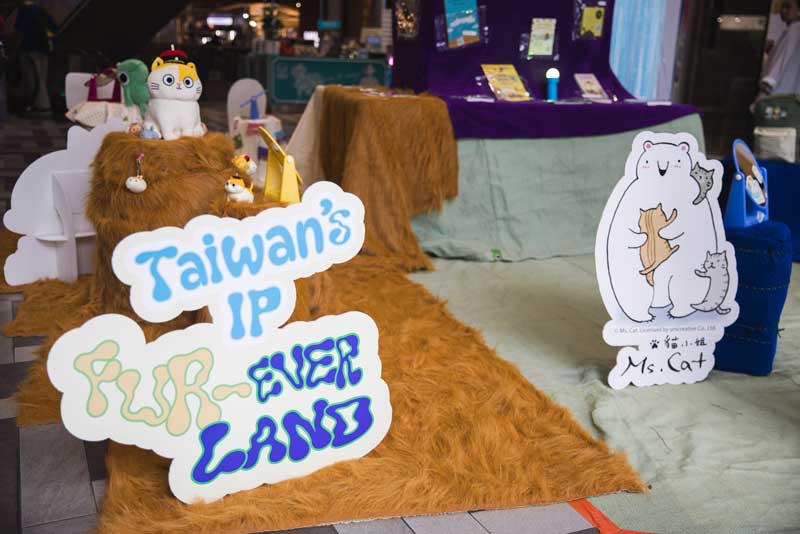 期間限定展「TAIWAN’S IP FUR-EVER LAND」目前正於 Samyan Mitrtown百貨商場展出，除了展示實體樣書與角色周邊商品資訊，現場亦設有拍貼機與觀眾互動。（文策院提供）