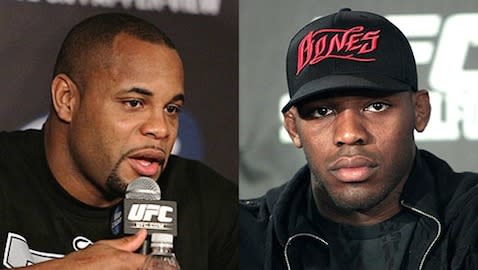 Jon Jones (der.) tendrá que defender su título ante Daniel Cormier. (MMA Weekly)