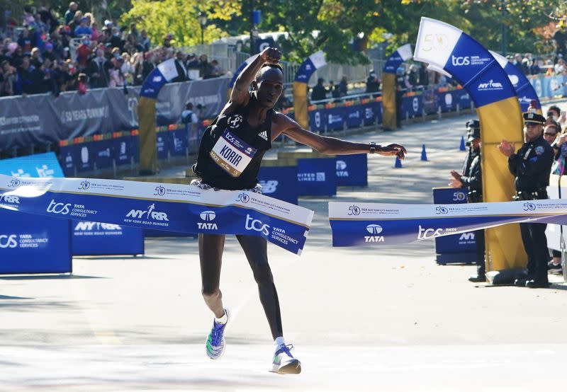 Albert Korir cruza la línea al ganar el maratón de Nueva York