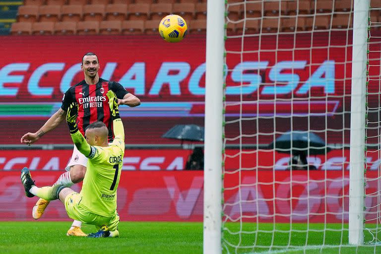 El delantero sueco Zlatan Ibrahimovic convierte su primer gol durante el partido que disputaron el Milan y el Crotone.