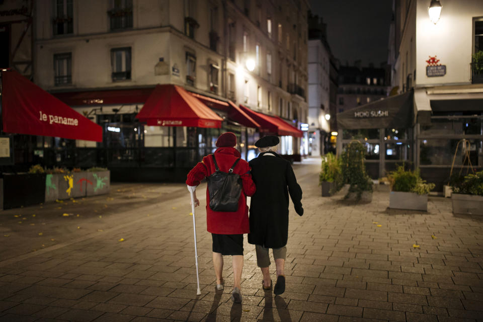 30 ottobre: primo giorno del nuovo lockdown in Francia, il secondo dopo quello primaverile per tentare di frenare l’impennata dei contagi da coronavirus. A Parigi non si vede quasi nessuno in giro. (AP Photo/Lewis Joly)