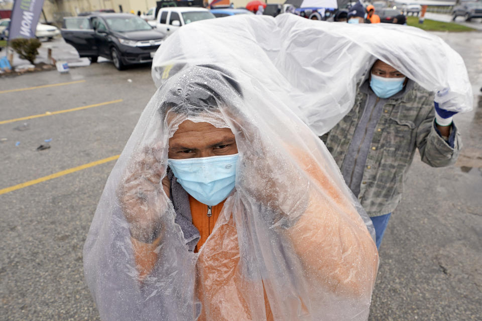 <p>En Houston, muchos tienen que esperar más de una hora bajo una lluvia helada y temperaturas extremas para cargar de gas propano sus tanques y así poder calentarse. (AP Photo/David J. Phillip)</p> 