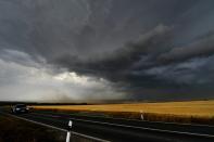 <p>Bereits am Nachmittag schoben sich dunkle Wolken über weite Teile Deutschlands. Wie etwa hier über einem Feld in Mühlhausen, Thüringen. In der Region hatten sich am Abend Hitzegewitter entladen. (Bild: Frank May/dpa) </p>