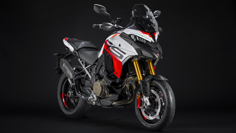 The main frame’s aluminum monocoque design is mated to the Öhlins Smart EC 2.0 event-based electronic suspension and Brembo four-piston monobloc brakes.