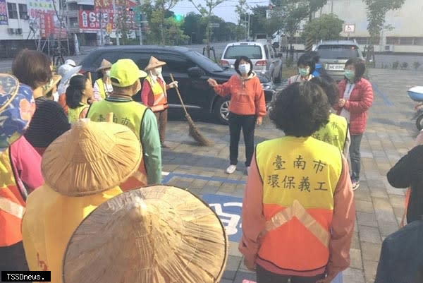 南市長夫人劉育菁、東山區長董麗華感謝環保志義工為區里付出，讓市容更加整潔。（記者李嘉祥攝）