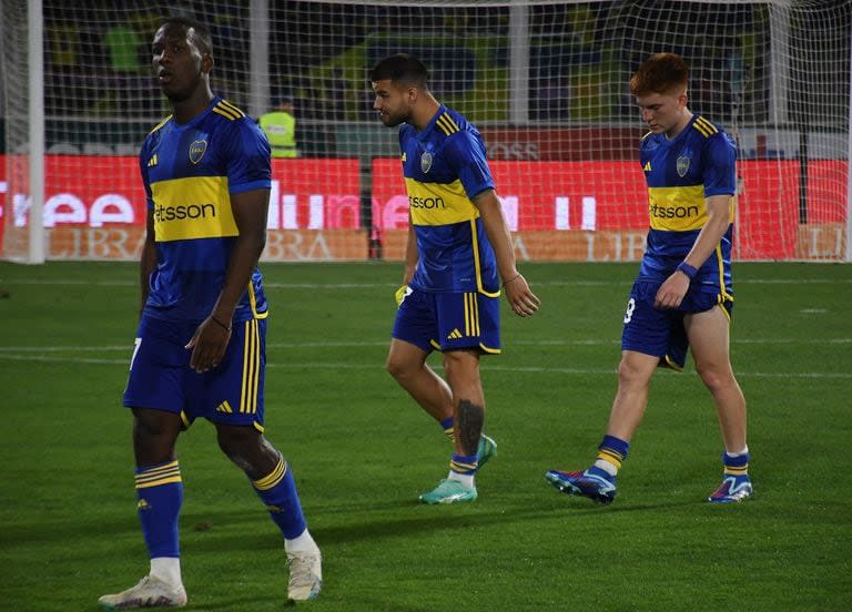 Luis Advíncula, Marcelo Weigandt y Valentín Barco emprenden la triste retirada de Boca en Córdoba tras la derrota contra Estudiantes.