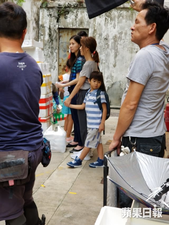 鄺文珣喺戲中都有一對子女，同小演員相處，佢母愛泛濫。