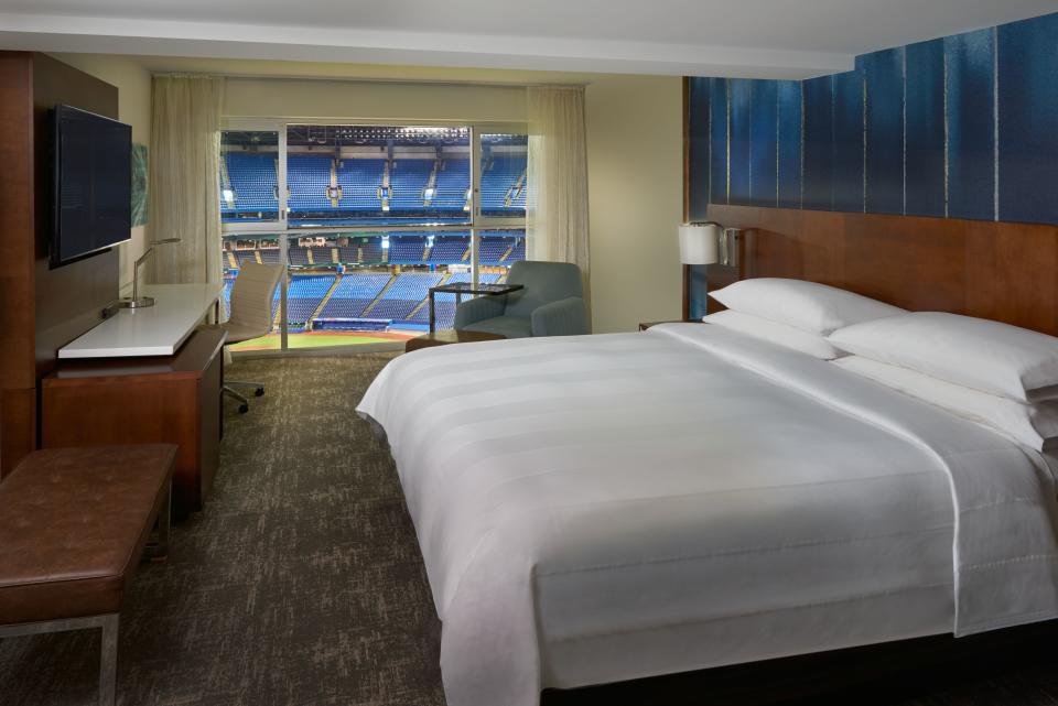 Toronto Marriott City Centre Hotel Baseball Stadium View, Guest Room (Toronto Marriott City Centre)