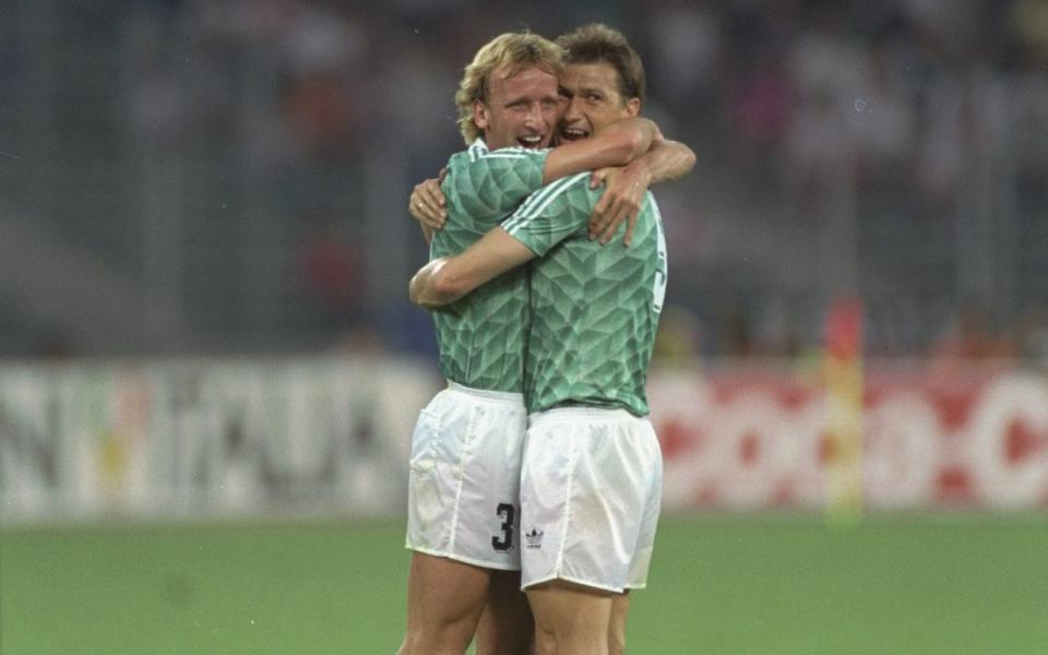 Klaus Augenthaler (rechts mit Andreas Brehme) absolvierte alle sieben Spiele bei der WM 1990 als letzter Mann. 1991 beendete er seine Karriere und war als Trainer unter anderem in Leverkusen, Wolfsburg und Unterhaching aktiv.