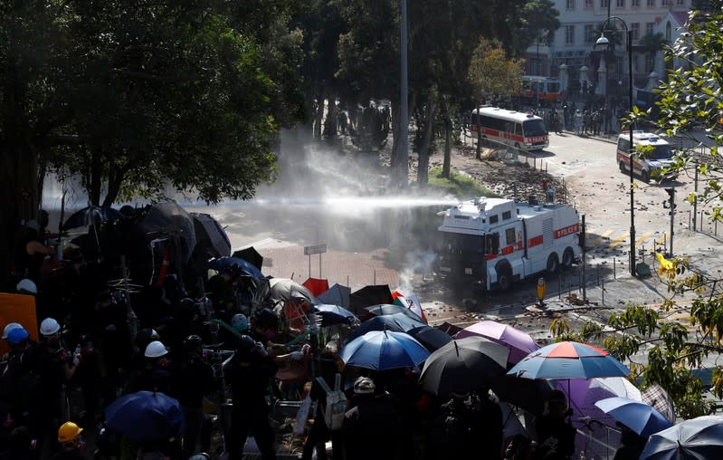 La policía dispara un cañón de agua contra los manifestantes en Hong Kong