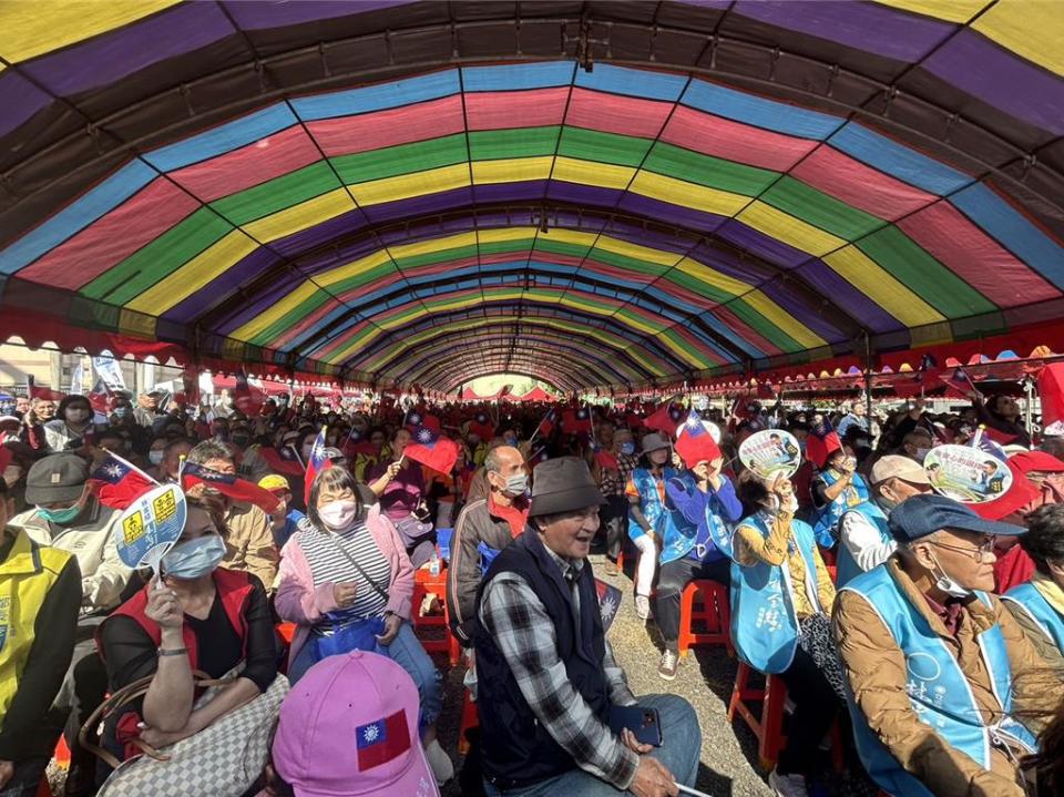 國民黨立委參選人林金結三峽競選總部近一萬多名民眾前來力挺。（劉瑋晴攝）