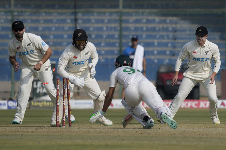 New Zealand's Tom Blundell, second left, reacts after stump out to Pakistan's Shan Masood, second right, during the first day of first test cricket match between Pakistan and New Zealand, in Karachi, Pakistan, Monday, Dec. 26, 2022. (AP Photo/Fareed Khan)