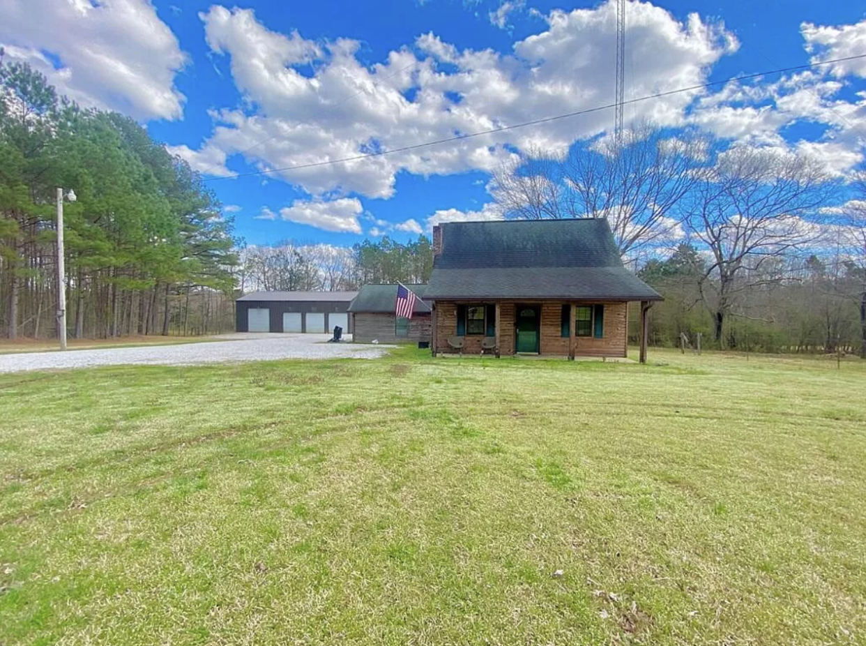 Mississippi: The 4-Bedroom Lake Retreat