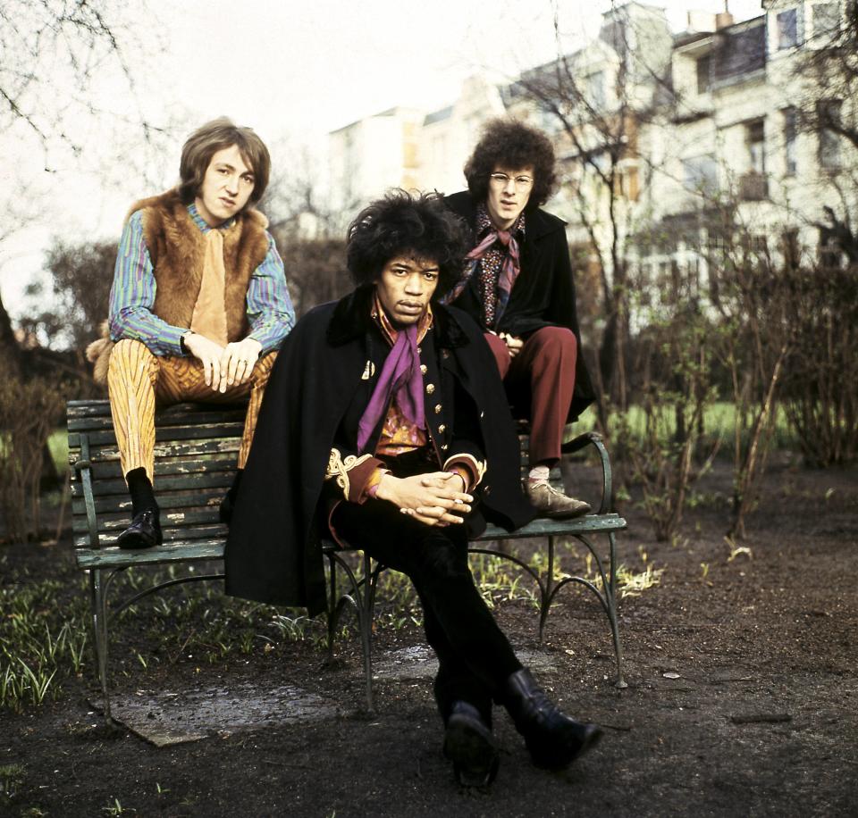 <p>El músico formó The Jimi Hendrix Experience, un grupo que también contaba con Mitch Mitchell y Noel Redding. Aquí vemos a los tres músicos en Alemania. (Foto: Gunter Zint / K & K Ulf Kruger OHG / Redferns / Getty Images)</p> 