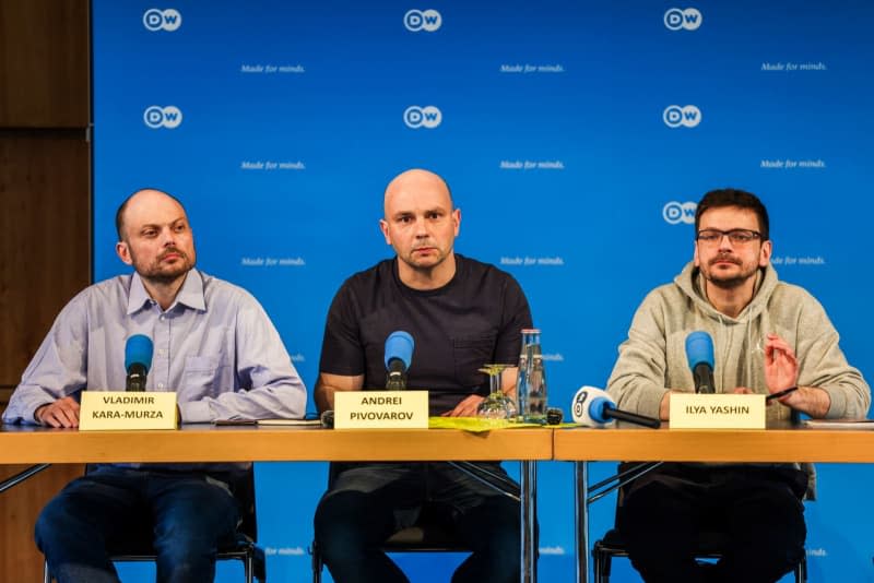 (L-R) Former Russian prisoners Vladimir Kara-Mursa, Andrei Pivovarov and Ilya Yashin attend a press conference after the large-scale prisoner exchange between Russia and several Western countries. Christoph Reichwein/dpa