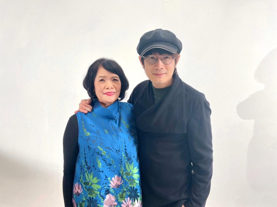 羅文裕（右）與母親羅子妹合作〈尞天穿〉。大賞門文化提供