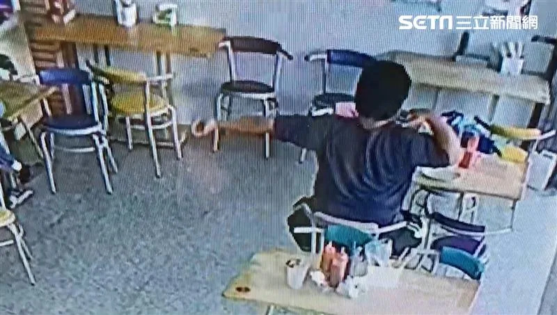 &#x007537;&#x005b50;&#x005403;&#x004e86;3&#x004efd;&#x009910;&#x003001;&#x00559d;&#x004e86;2&#x00676f;&#x0098f2;&#x006599;&#x00ff0c;&#x009084;&#x005728;&#x005ea7;&#x004f4d;&#x004e0a;&#x004f38;&#x004e86;&#x00500b;&#x0061f6;&#x008170;&#x003002;&#x00ff08;&#x005716;&#x00ff0f;&#x007ffb;&#x00651d;&#x00756b;&#x009762;&#x00ff09;